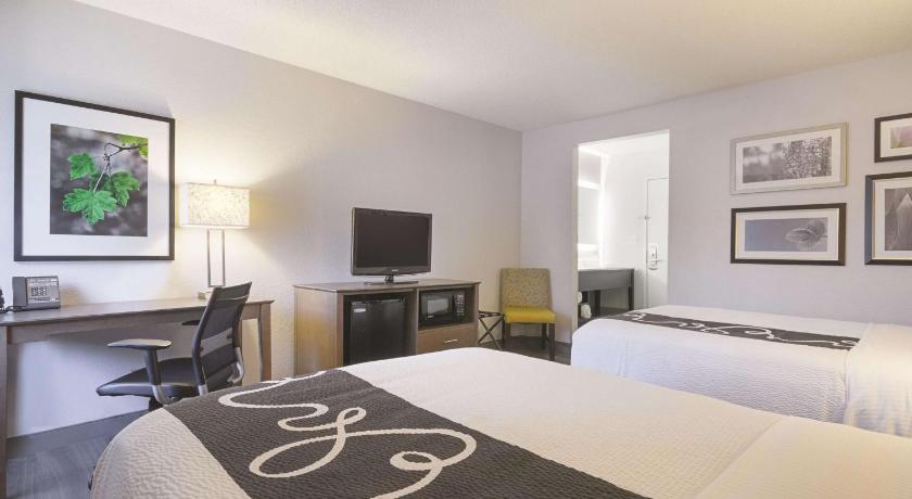 La Quinta Inn & Suites by Wyndham Hartford - Bradley Airport