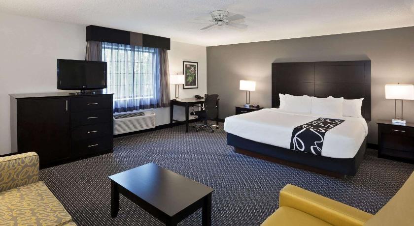 La Quinta Inn & Suites by Wyndham Cleveland Macedonia