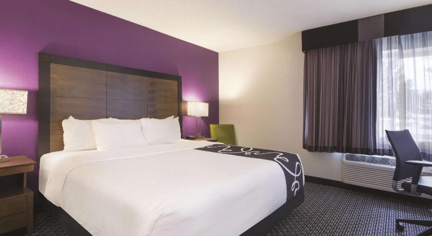 La Quinta Inn & Suites by Wyndham Hartford - Bradley Airport