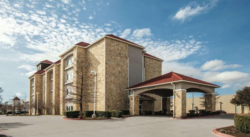 La Quinta Inn & Suites by Wyndham Mansfield TX photo