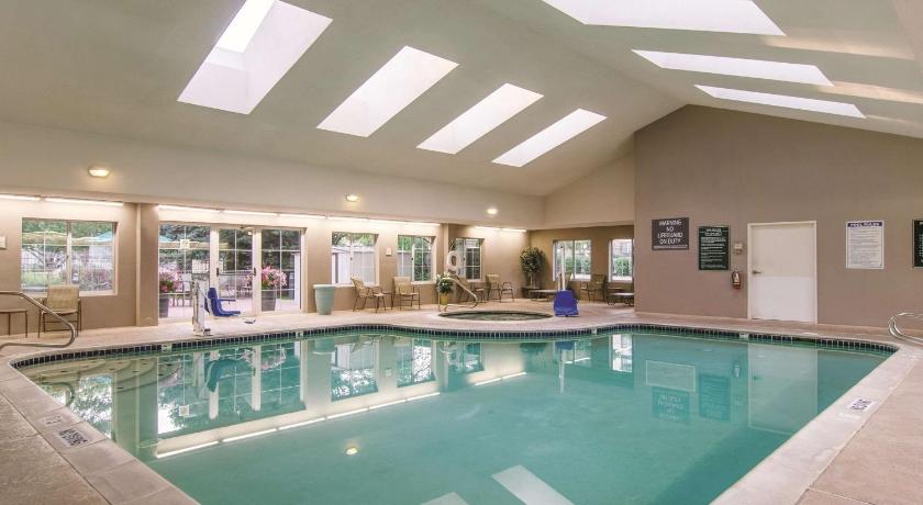 La Quinta Inn & Suites by Wyndham Denver Airport DIA photo