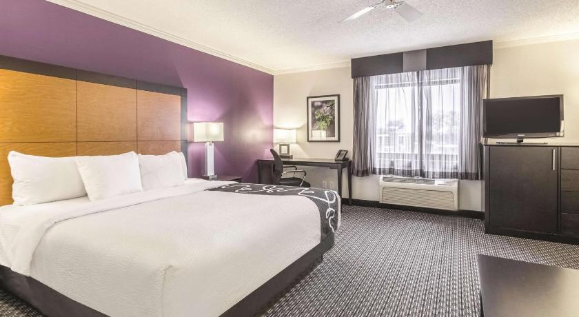 La Quinta Inn & Suites by Wyndham Cleveland - Airport North