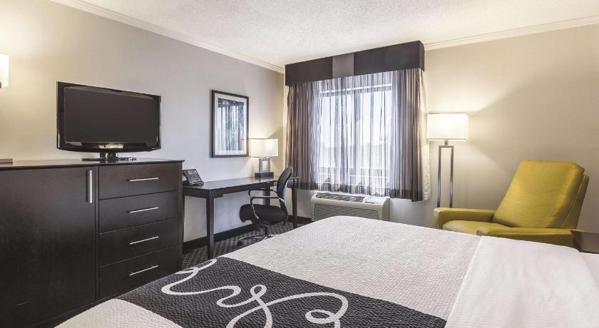 La Quinta Inn & Suites by Wyndham Cleveland - Airport North