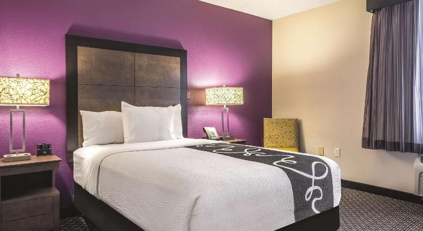 La Quinta Inn & Suites by Wyndham Hartford - Bradley Airport