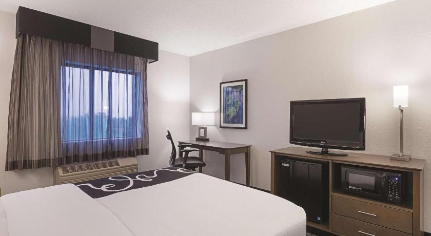 La Quinta Inn & Suites by Wyndham Baltimore BWI Airport