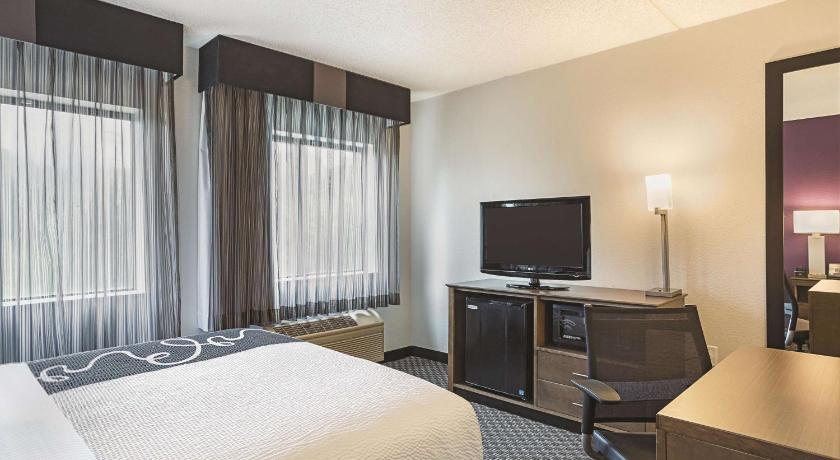 La Quinta Inn & Suites by Wyndham Baltimore BWI Airport