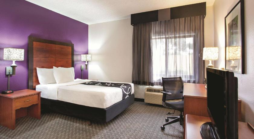 La Quinta Inn & Suites by Wyndham Miami Airport East