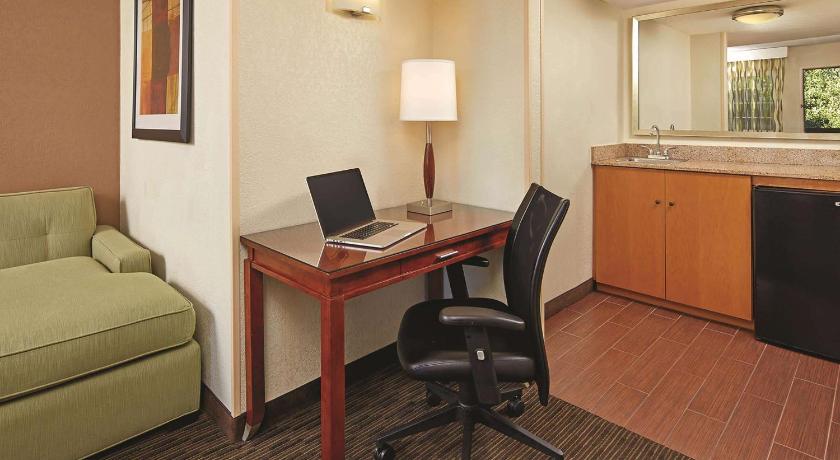 La Quinta Inn & Suites by Wyndham San Diego SeaWorld/Zoo