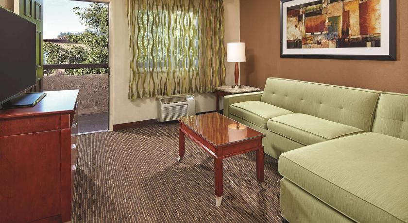 La Quinta Inn & Suites by Wyndham San Diego SeaWorld/Zoo