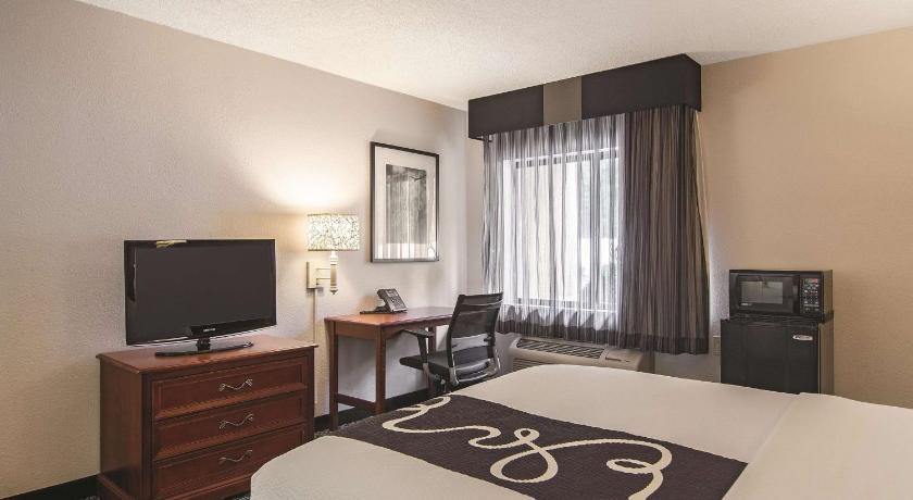 La Quinta Inn & Suites by Wyndham Miami Airport East