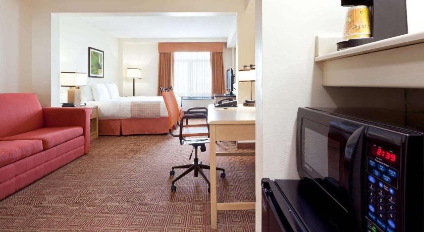 La Quinta Inn Suites By Wyndham Garden City Hotel New York Ny