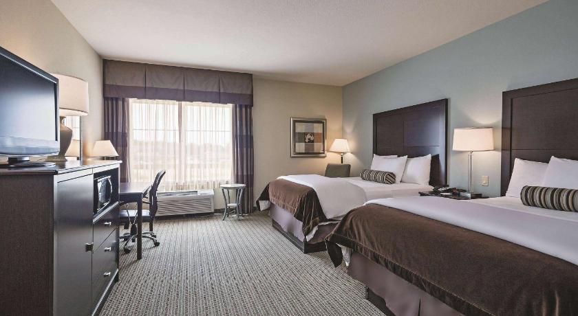 La Quinta Inn & Suites by Wyndham DFW Airport West - Euless