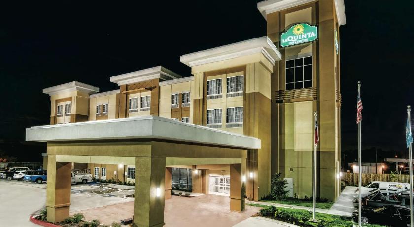 La Quinta Inn & Suites by Wyndham Victoria - South