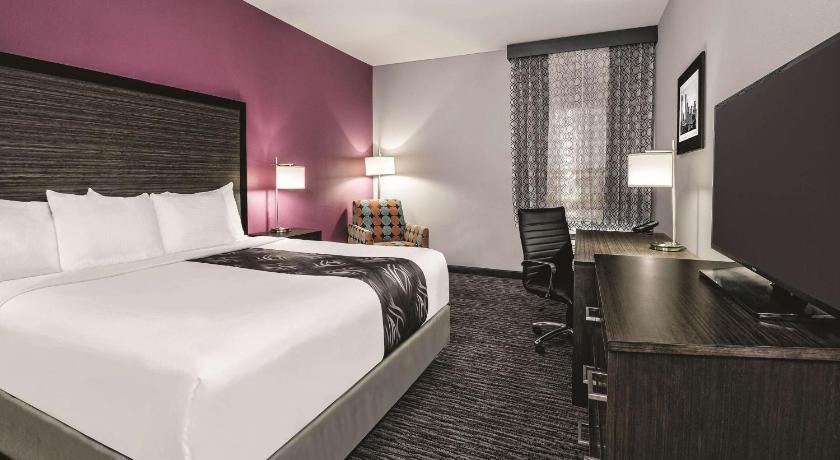 La Quinta Inn & Suites by Wyndham Dallas Grand Prairie North