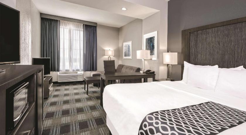 La Quinta Inn & Suites by Wyndham Victoria - South