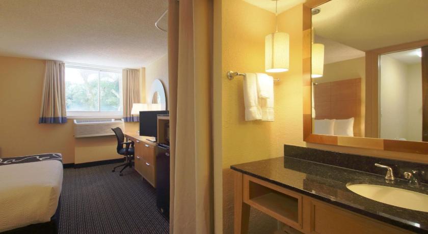 a hotel room with a sink, toilet, and bathtub, La Quinta Inn & Suites by Wyndham Deerfield Beach I-95 in Deerfield Beach (FL)