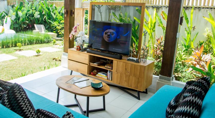 Calm Villa Orked 2 Seminyak with day bed swing. photo