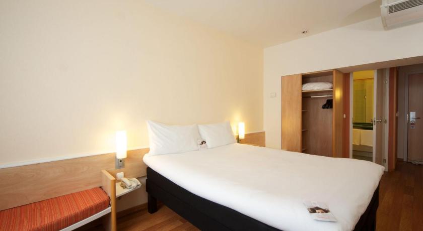 รูปของRoom with 1 double bed equipped with the new be dding 1