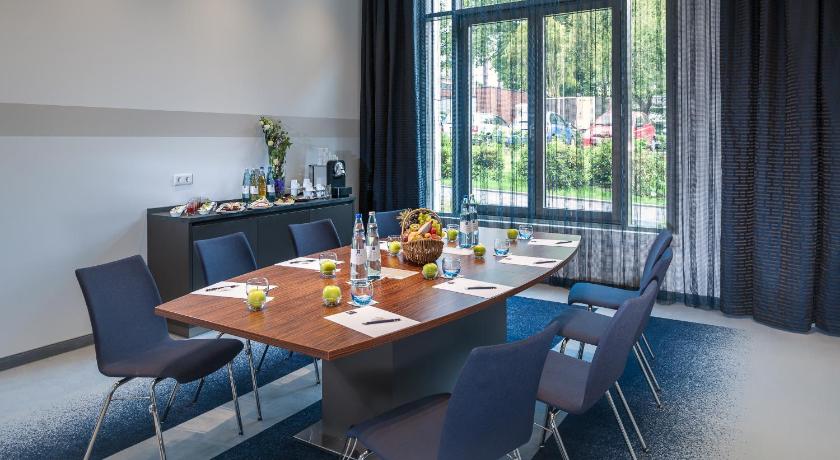 a dining room table with chairs and a window, Dorint Hotel Hamburg-Eppendorf in Hamburg