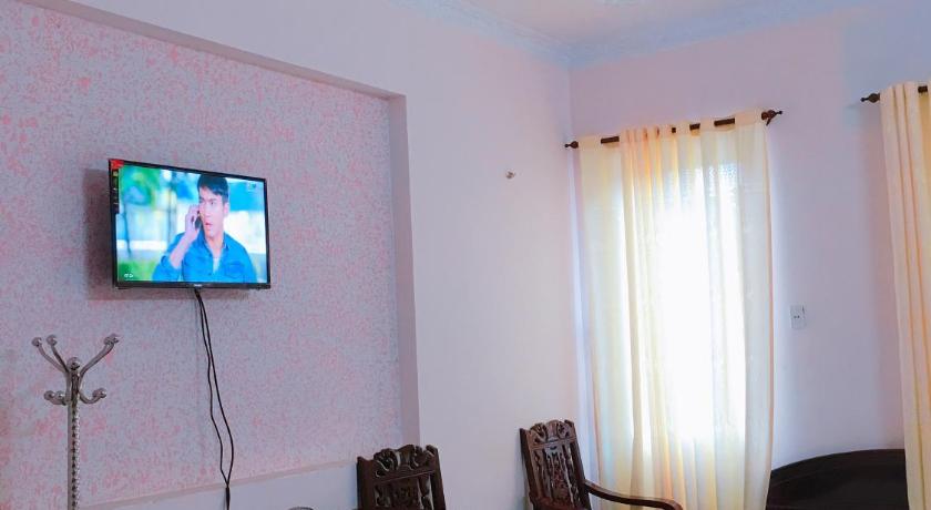 a hotel room with a tv and a bed, Quang Diep Motel in Vung Tau