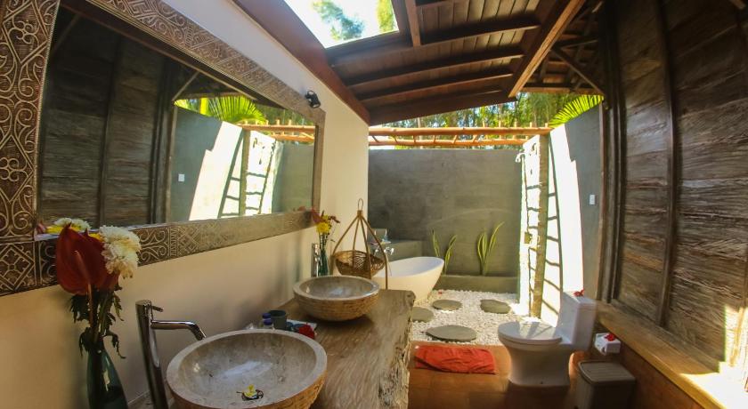 발리 플라워 버드 벙갈로 (Flower Bud Bungalow) 5성급 게스트하우스 수영장