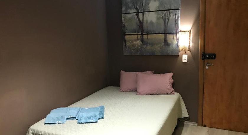 a bedroom with a bed and a dresser, GA1-Hospedagem Prox Aeroporto Guarulhos in Guarulhos