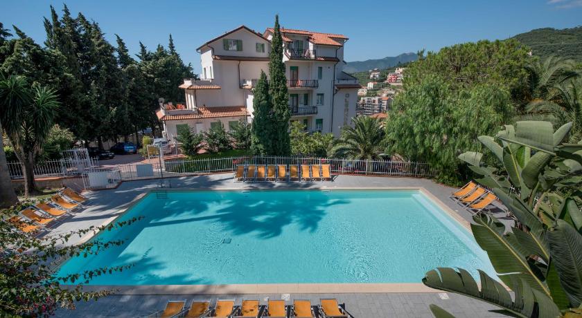 Residence Oleandro — Hotel in Pietra Ligure