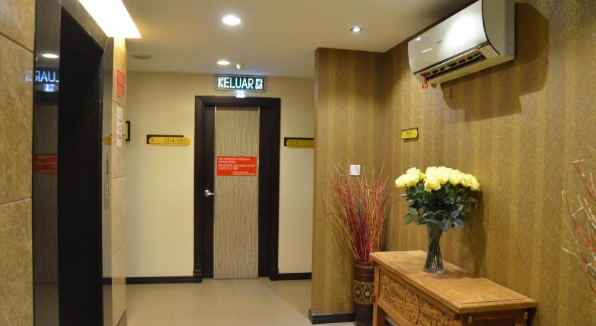 a large room with a large mirror and a television, OYO 985 Hotel Nur in Miri