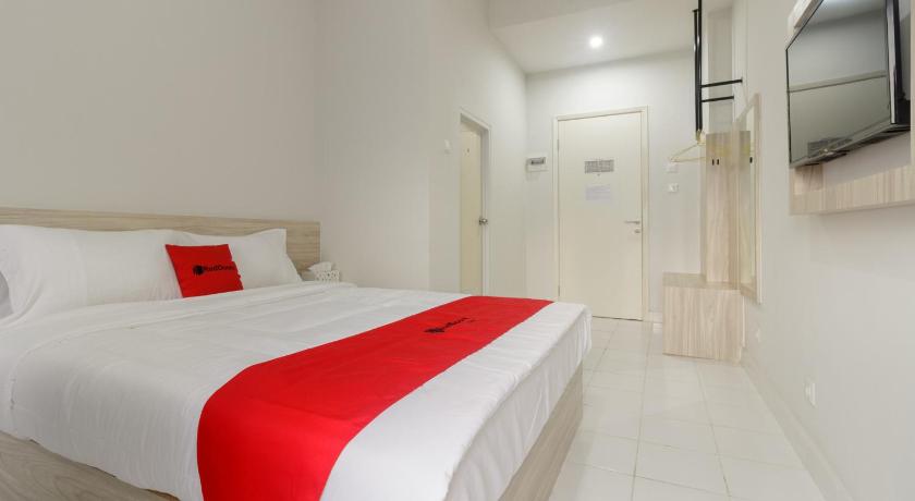 RedDoorz Apartment @ Dramaga Tower photo