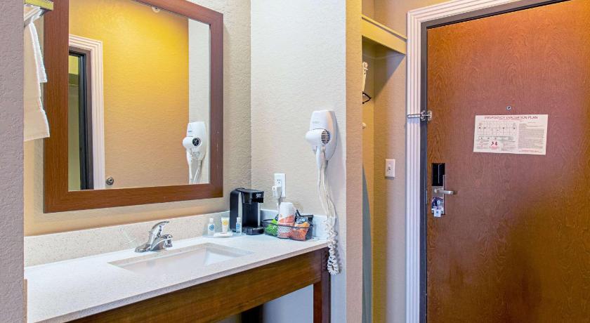 Comfort Inn & Suites and Suites Fredericksburg