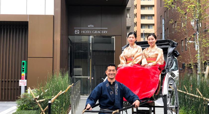 a man riding on the back of a horse drawn carriage, Hotel Gracery Asakusa in Tokyo