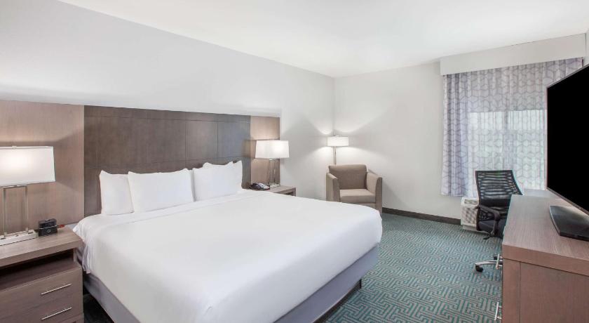 La Quinta Inn & Suites by Wyndham Dallas Duncanville