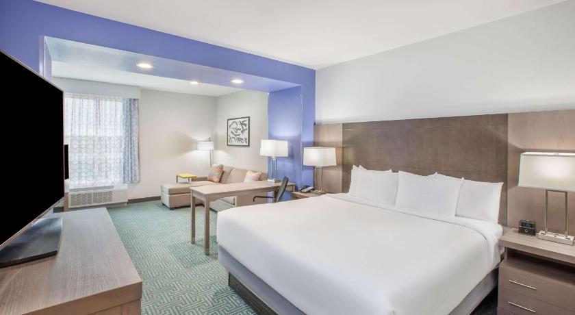 La Quinta Inn & Suites by Wyndham Dallas Duncanville