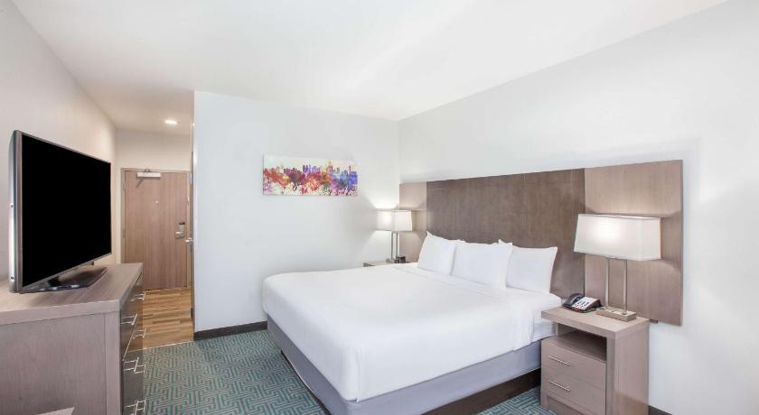 La Quinta Inn & Suites by Wyndham Dallas Duncanville