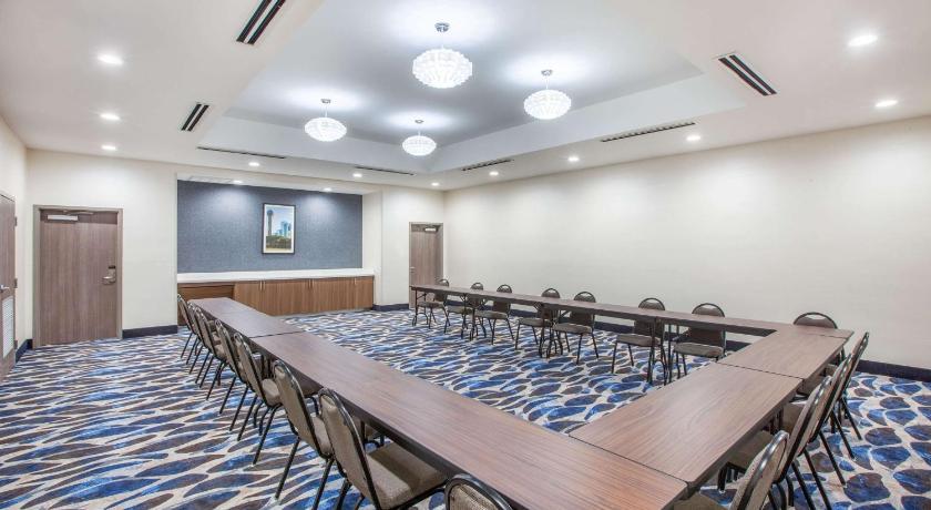 La Quinta Inn & Suites by Wyndham Dallas Duncanville