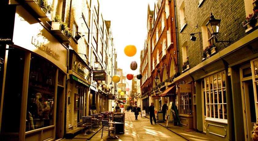 a city street filled with lots of buildings, St Christopher's Place Serviced Apartments Central London in London