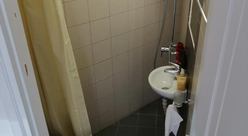 Spacious & Modern Studio Apartment Near the Airport photo
