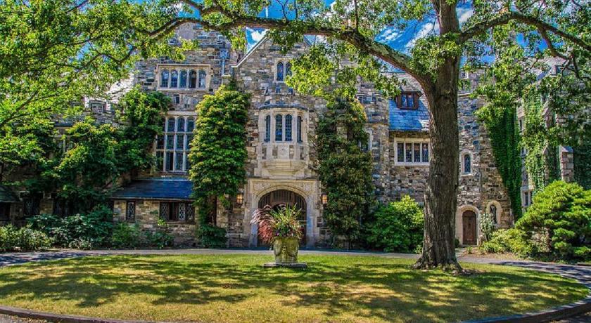 THE CASTLE AT SKYLANDS MANOR - BED AND BREAKFAST photo