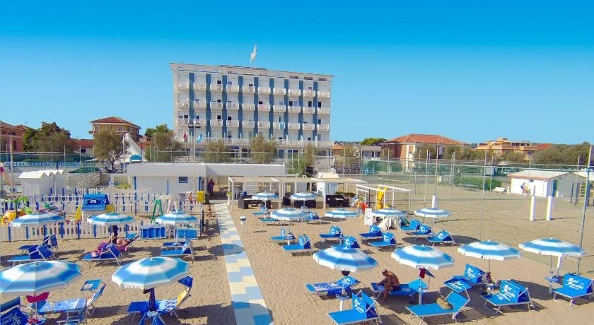 a beach filled with lots of beach chairs and umbrellas, Hotel Mareblu in Senigallia