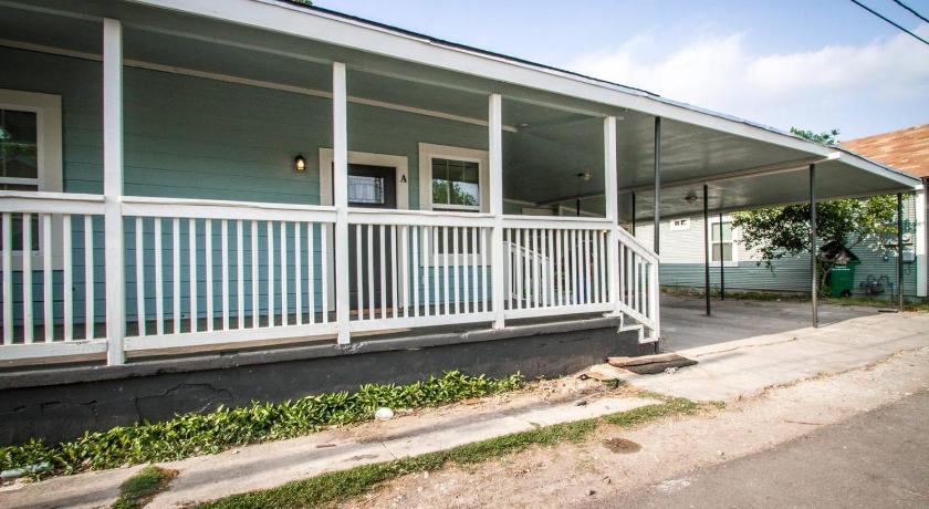 3BR/2BA Remodeled Apartment Near Downtown photo