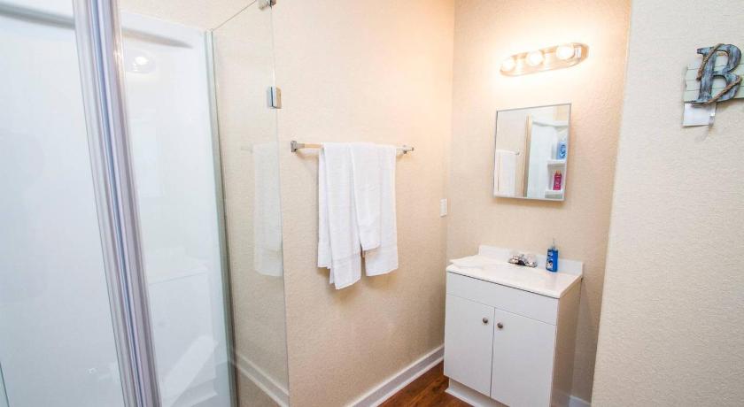 3BR/2BA Remodeled Apartment Near Downtown photo