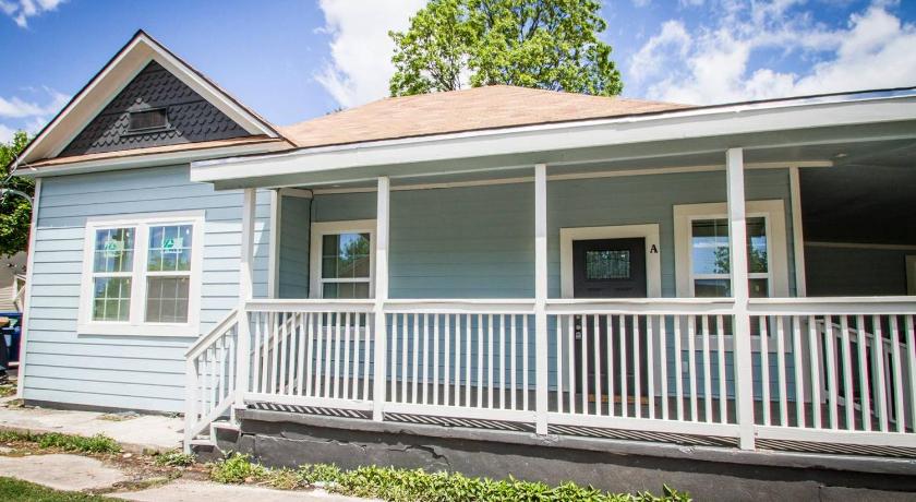 3BR/2BA Remodeled Apartment Near Downtown photo