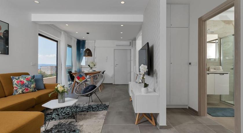 Charming Apartment Tissa with sea view — Hotel in Makarska