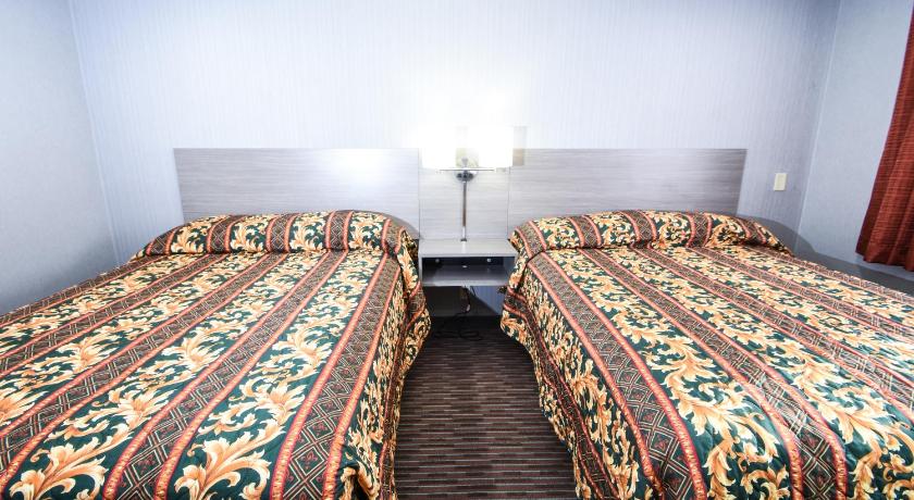 two twin beds in a hotel room, Belcaro Motel in Denver (CO)