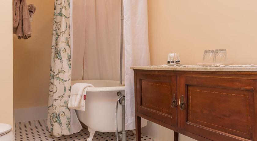 a bathroom with a sink, toilet and bath tub, Herlong Mansion Bed & Breakfast in Micanopy (FL)