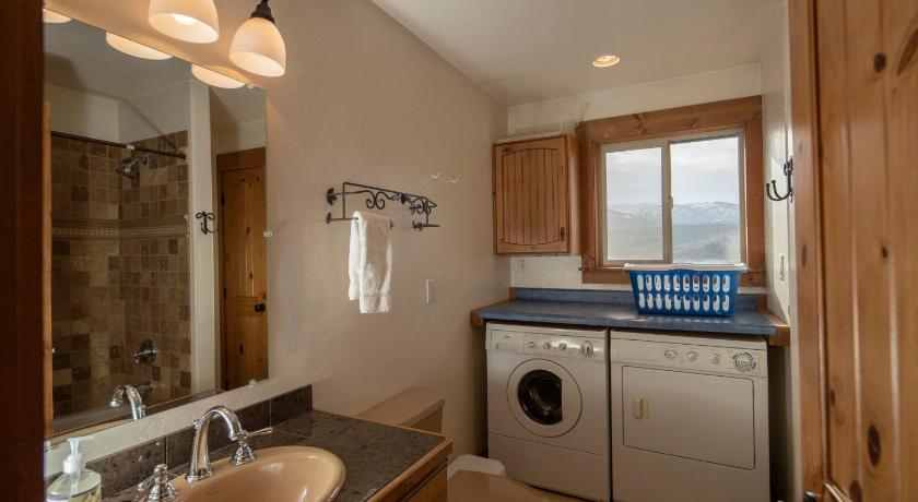 Alpine Recharge by KABINO Huge Views Hot tub Garage PS3 WiFi Loft photo