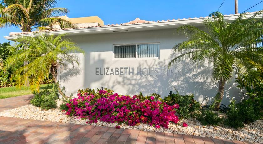 a white house with a flower garden in front of it, Elizabeth House Inn in Deerfield Beach (FL)