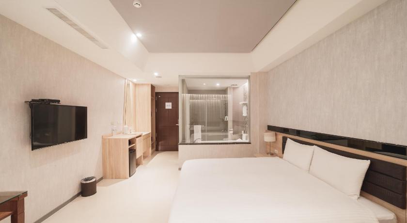 Image of Deluxe Double Room with Bathtub 6