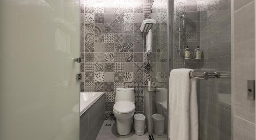 Image of Deluxe Double Room with Bathtub 7