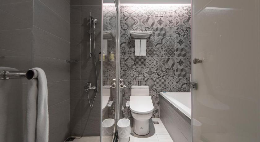 Image of Deluxe Double Room with Bathtub 2